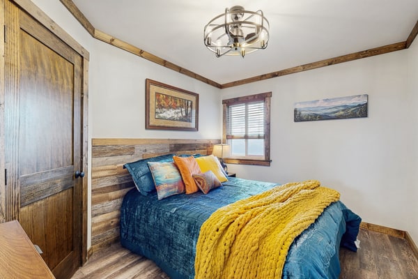 🏞️ 𝗕𝗲𝗮𝗿𝘀 𝗗𝗲𝗻 𝗶𝗻 𝘁𝗵𝗲 𝗦𝗸𝘆
Escape to this newly remodeled Gatlinburg condo on Ski Mountain with breathtaking Smoky Mountain views from every room. Near Ober Mountain, downtown Gatlinburg, Great Smoky Mountains National Park, and Pigeon Forge attractions. Enjoy indoor/outdoor pools, hot tubs, fireplace, private balcony, full kitchen, WiFi, Smart TVs, and family-friendly amenities. Sleeps 8 with cozy luxury bedding and unforgettable mountain sunsets.