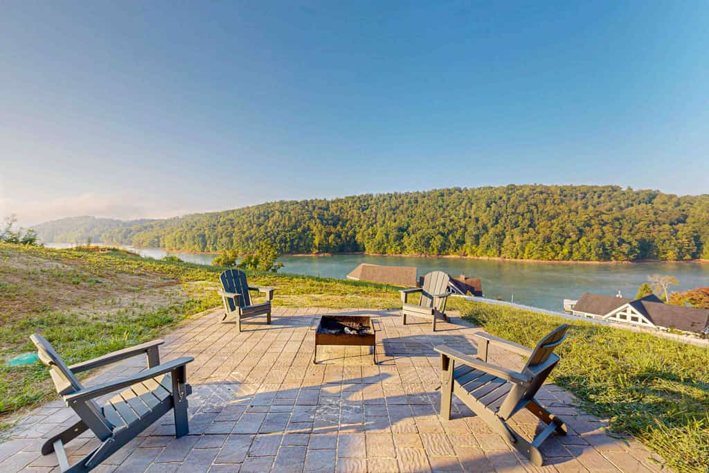 Welcome to this 4 bedroom, 3.5 bath chalet with a lake-view deck and room to gather inside and out.

・Fire pit, foosball, and board games for easy evenings
・Large deck with outdoor dining and BBQ grill
・Full kitchen plus spacious living areas with big windows
・5 miles to Deerfield Resort for golf, winery tours, and waterfront dining
・7.4 miles to Sugar Hollow Marina
・5 miles to Deerfield Resort & Golf Course

Settle in and enjoy the views, the deck, and the game room on your getaway.