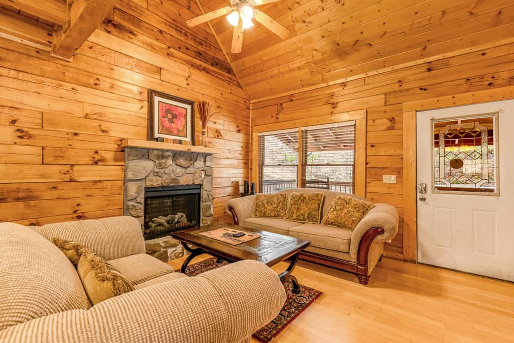 1 Mile to Pigeon Forge・Charming Log Cabin・Hot Tub