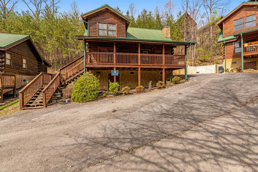 1 Mile to Pigeon Forge・Charming Log Cabin・Hot Tub