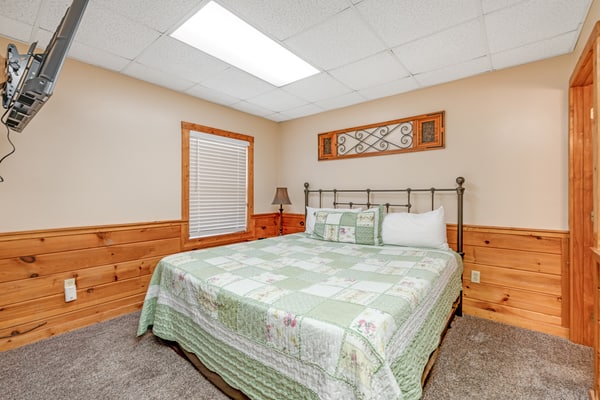 Welcome to this 1 bedroom, 1.5 bathroom log cabin in Arrowhead Log Cabin Resort, made for a Smoky Mountain getaway.
・ Shared seasonal pool + private deck for downtime
・ Gas fireplace, cable TV, and Wi‑Fi for easy nights in
・ Kitchen with dishwasher, dining table, and in-building washer/dryer
・ 0.7 mile to DT Pigeon Forge
・ 10 miles to Great Smoky Mountains National Park
・ 12.2 miles to DT Gatlinburg
Settle in, unwind, and enjoy a simple mountain stay with room to relax together.