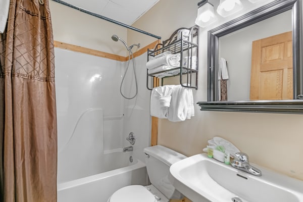Welcome to this 1 bedroom, 1.5 bathroom log cabin in Arrowhead Log Cabin Resort, made for a Smoky Mountain getaway.
・ Shared seasonal pool + private deck for downtime
・ Gas fireplace, cable TV, and Wi‑Fi for easy nights in
・ Kitchen with dishwasher, dining table, and in-building washer/dryer
・ 0.7 mile to DT Pigeon Forge
・ 10 miles to Great Smoky Mountains National Park
・ 12.2 miles to DT Gatlinburg
Settle in, unwind, and enjoy a simple mountain stay with room to relax together.