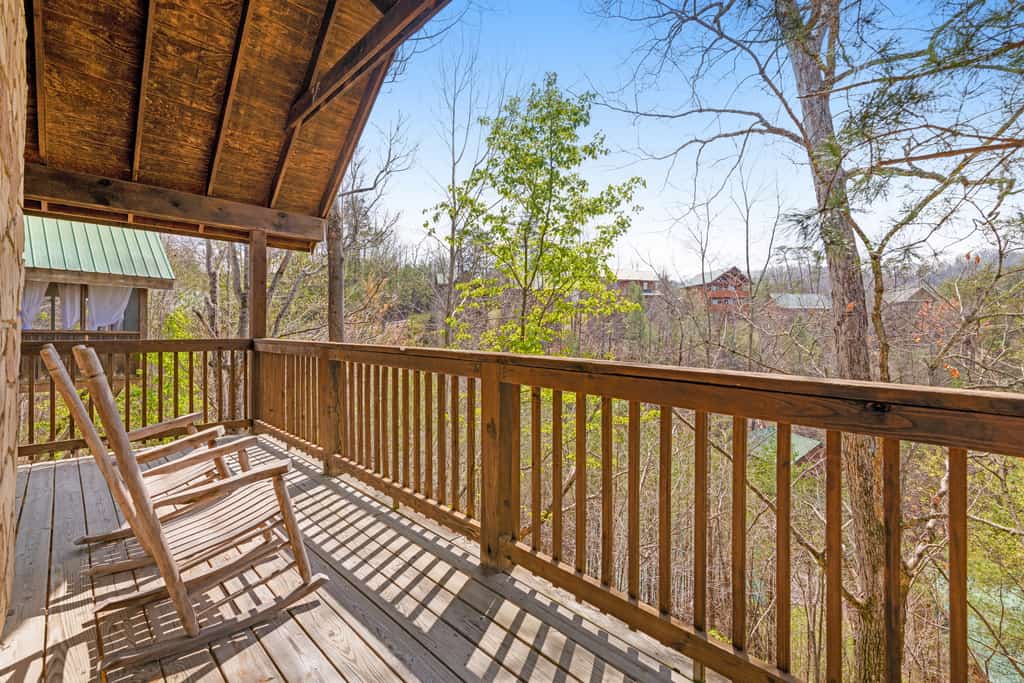 Welcome to this 1 bedroom, 1.5 bathroom log cabin in Arrowhead Log Cabin Resort, made for a Smoky Mountain getaway.

・ Shared seasonal pool + private deck for downtime
・ Gas fireplace, cable TV, and Wi‑Fi for easy nights in
・ Kitchen with dishwasher, dining table, and in-building washer/dryer
・ 0.7 mile to DT Pigeon Forge
・ 10 miles to Great Smoky Mountains National Park
・ 12.2 miles to DT Gatlinburg

Settle in, unwind, and enjoy a simple mountain stay with room to relax together.
