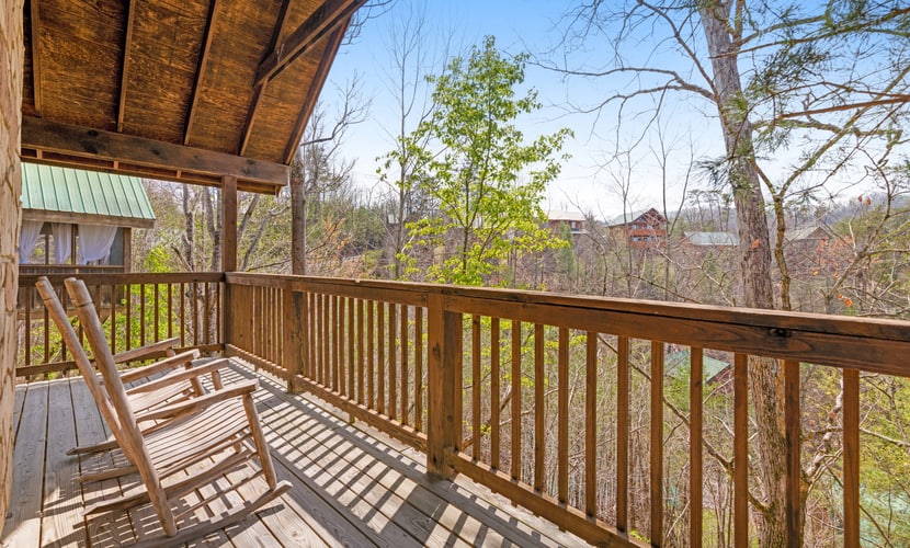Welcome to this 1 bedroom, 1.5 bathroom log cabin in Arrowhead Log Cabin Resort, made for a Smoky Mountain getaway.
・ Shared seasonal pool + private deck for downtime
・ Gas fireplace, cable TV, and Wi‑Fi for easy nights in
・ Kitchen with dishwasher, dining table, and in-building washer/dryer
・ 0.7 mile to DT Pigeon Forge
・ 10 miles to Great Smoky Mountains National Park
・ 12.2 miles to DT Gatlinburg
Settle in, unwind, and enjoy a simple mountain stay with room to relax together.