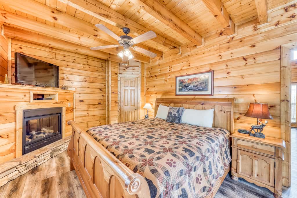 Dog Friendly Cabin, Sleeps 4, Gorgeous View, Hot Tub