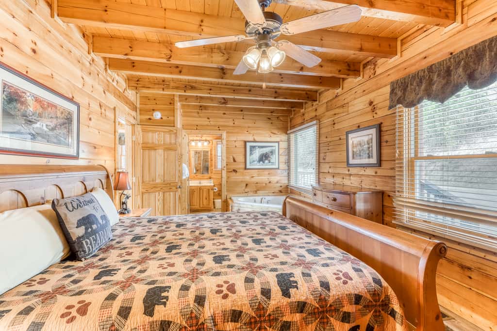 Dog Friendly Cabin, Sleeps 4, Gorgeous View, Hot Tub