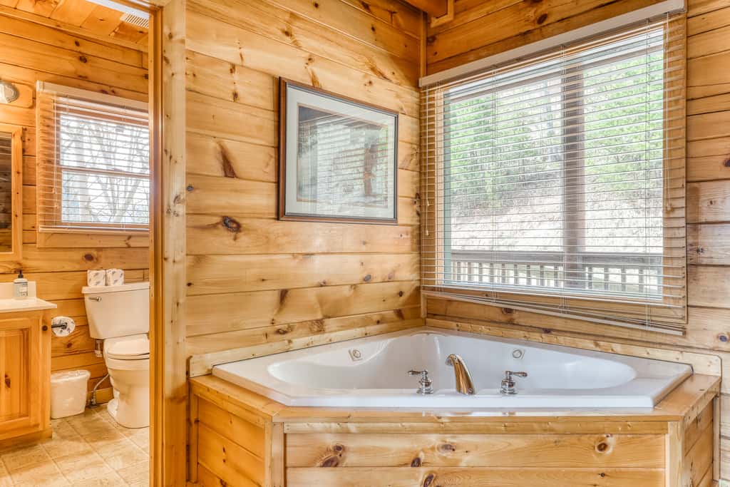 Dog Friendly Cabin, Sleeps 4, Gorgeous View, Hot Tub