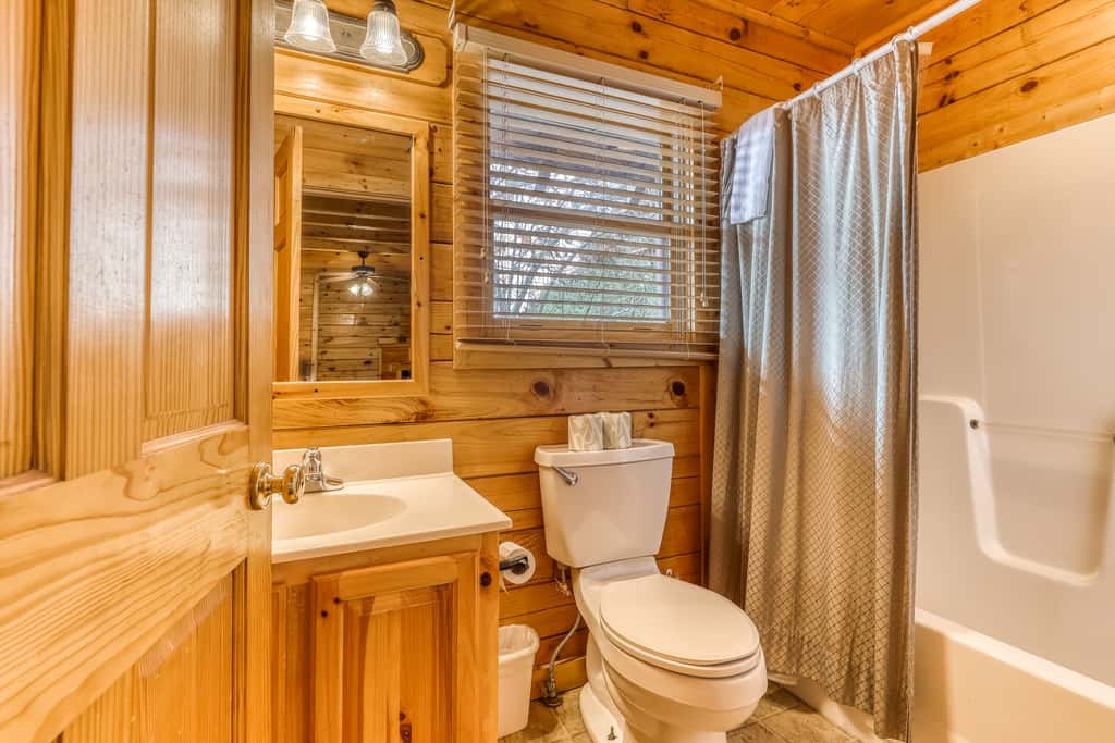 Dog Friendly Cabin, Sleeps 4, Gorgeous View, Hot Tub