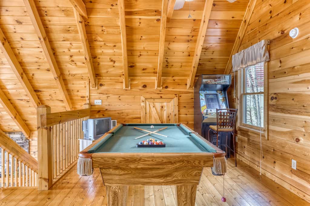 Luxe Cabin, Sleeps 4, Mtn views, Hot Tub, Shared Pool