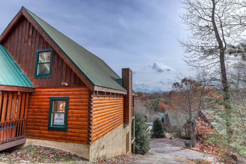 Luxe Cabin, Sleeps 4, Mtn views, Hot Tub, Shared Pool