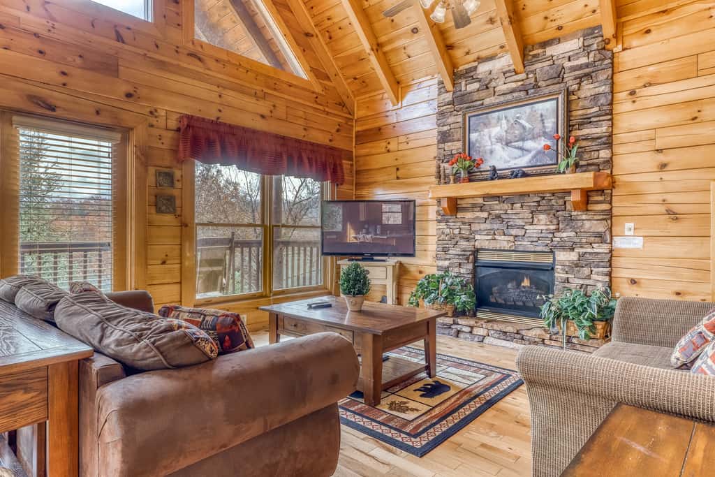 Luxe Cabin, Sleeps 4, Mtn views, Hot Tub, Shared Pool