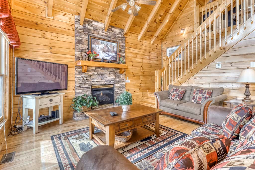 Luxe Cabin, Sleeps 4, Mtn views, Hot Tub, Shared Pool