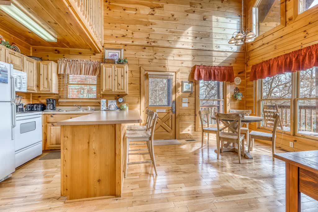 Luxe Cabin, Sleeps 4, Mtn views, Hot Tub, Shared Pool