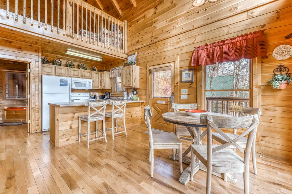 Luxe Cabin, Sleeps 4, Mtn views, Hot Tub, Shared Pool