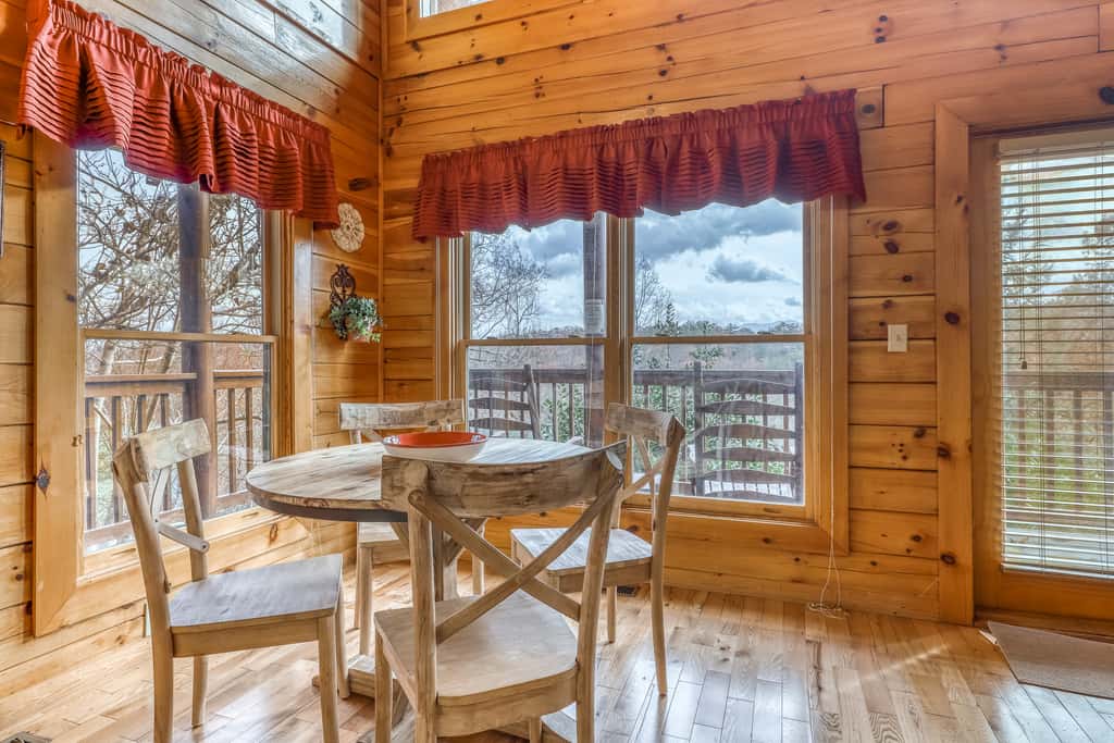 Luxe Cabin, Sleeps 4, Mtn views, Hot Tub, Shared Pool