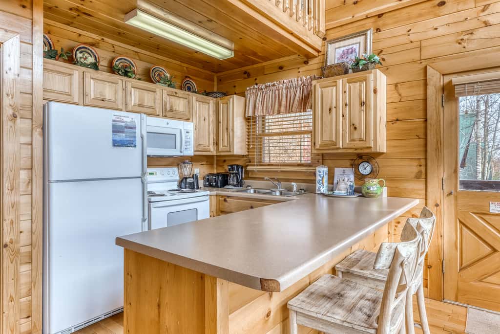 Luxe Cabin, Sleeps 4, Mtn views, Hot Tub, Shared Pool