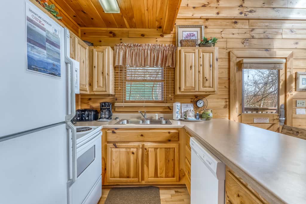 Luxe Cabin, Sleeps 4, Mtn views, Hot Tub, Shared Pool