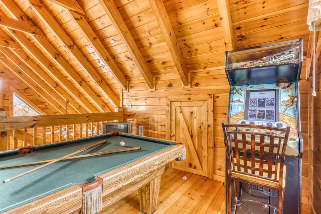 Luxe Cabin, Sleeps 4, Mtn views, Hot Tub, Shared Pool