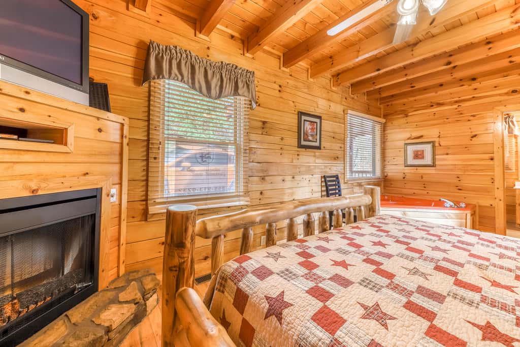 Luxe Cabin, Sleeps 4, Mtn views, Hot Tub, Shared Pool