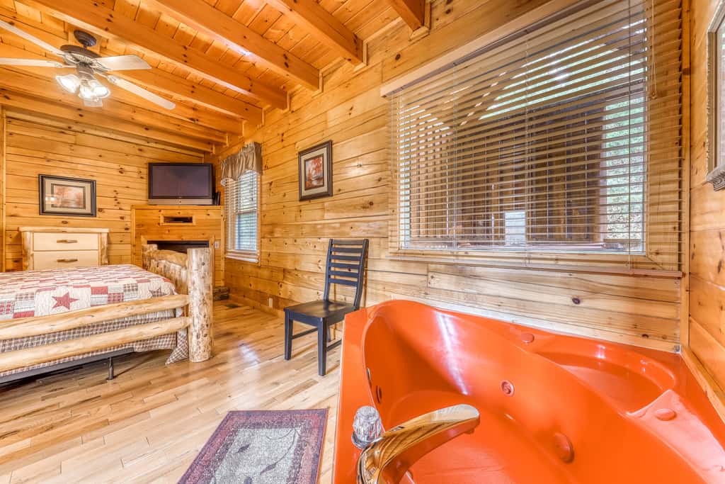 Luxe Cabin, Sleeps 4, Mtn views, Hot Tub, Shared Pool