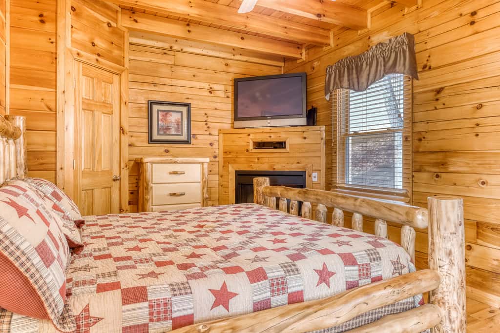 Luxe Cabin, Sleeps 4, Mtn views, Hot Tub, Shared Pool