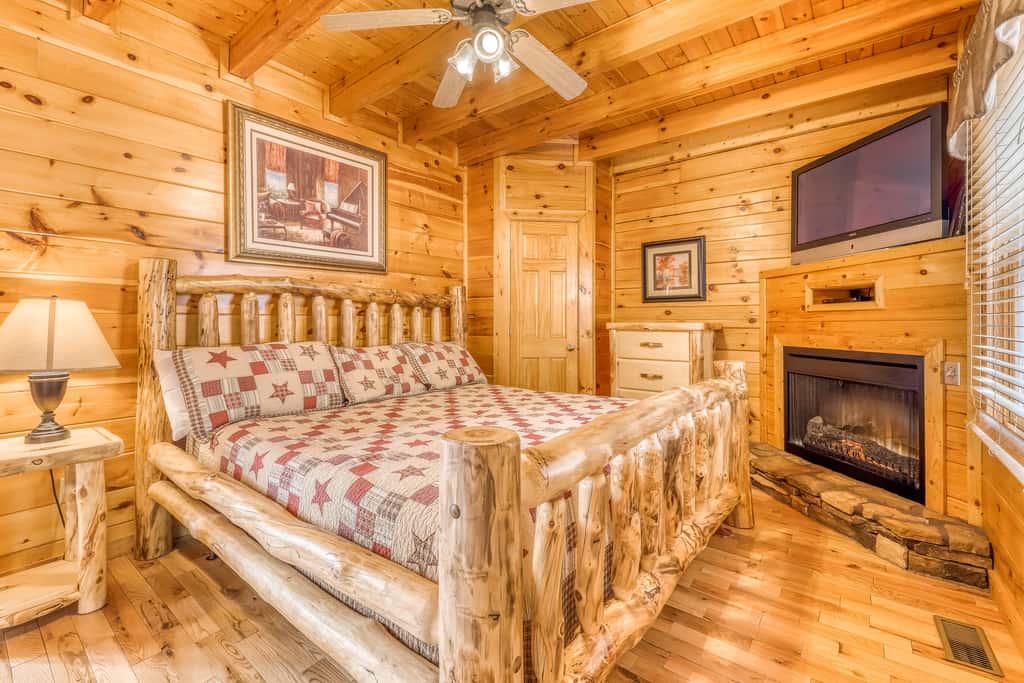 Luxe Cabin, Sleeps 4, Mtn views, Hot Tub, Shared Pool