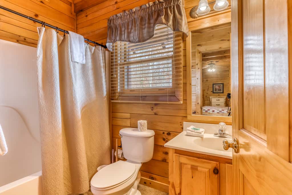 Luxe Cabin, Sleeps 4, Mtn views, Hot Tub, Shared Pool