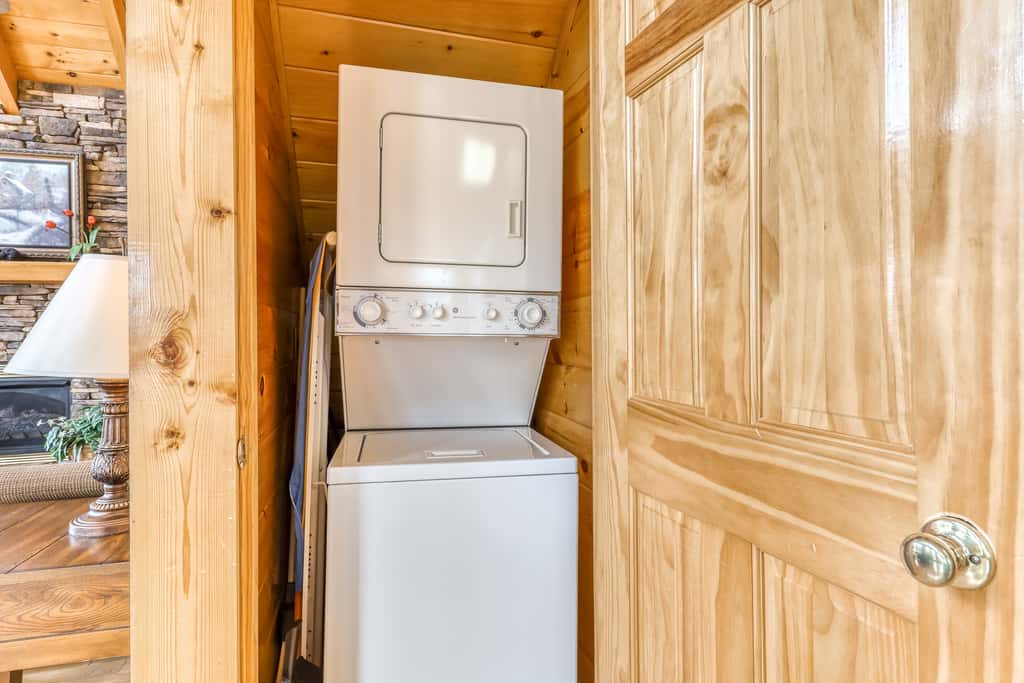 Luxe Cabin, Sleeps 4, Mtn views, Hot Tub, Shared Pool