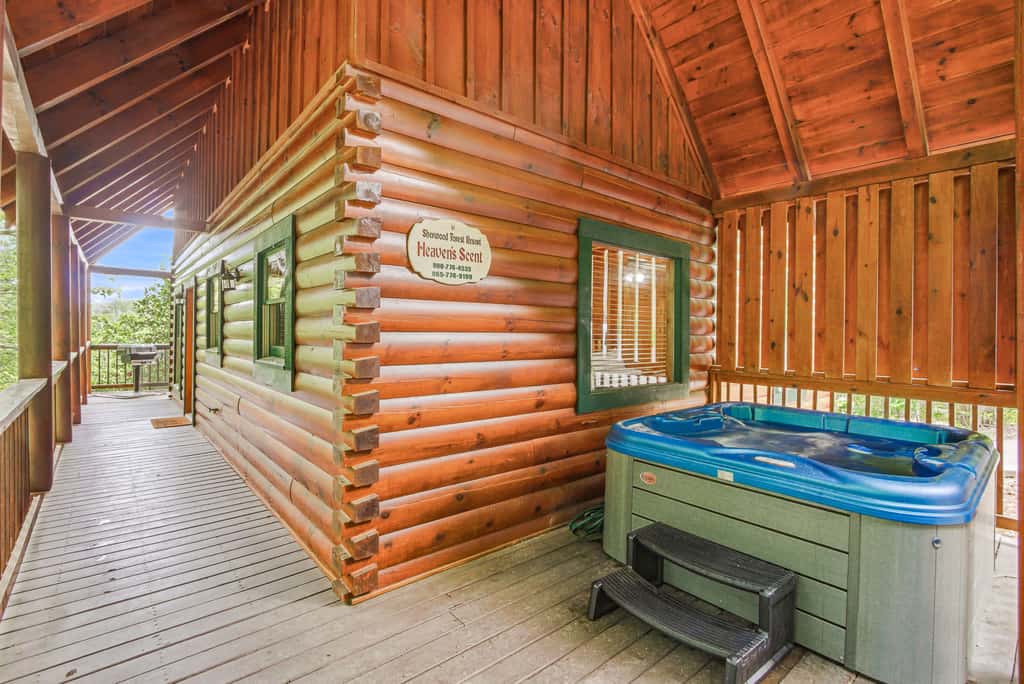 Luxe Cabin, Sleeps 4, Mtn views, Hot Tub, Shared Pool
