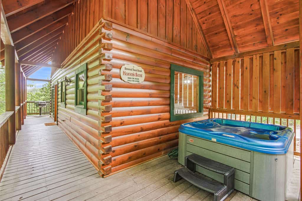 Luxe Cabin, Sleeps 4, Mtn views, Hot Tub, Shared Pool