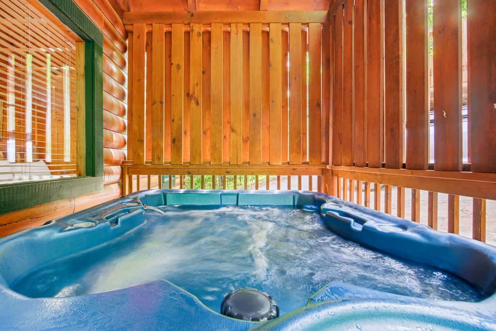Luxe Cabin, Sleeps 4, Mtn views, Hot Tub, Shared Pool