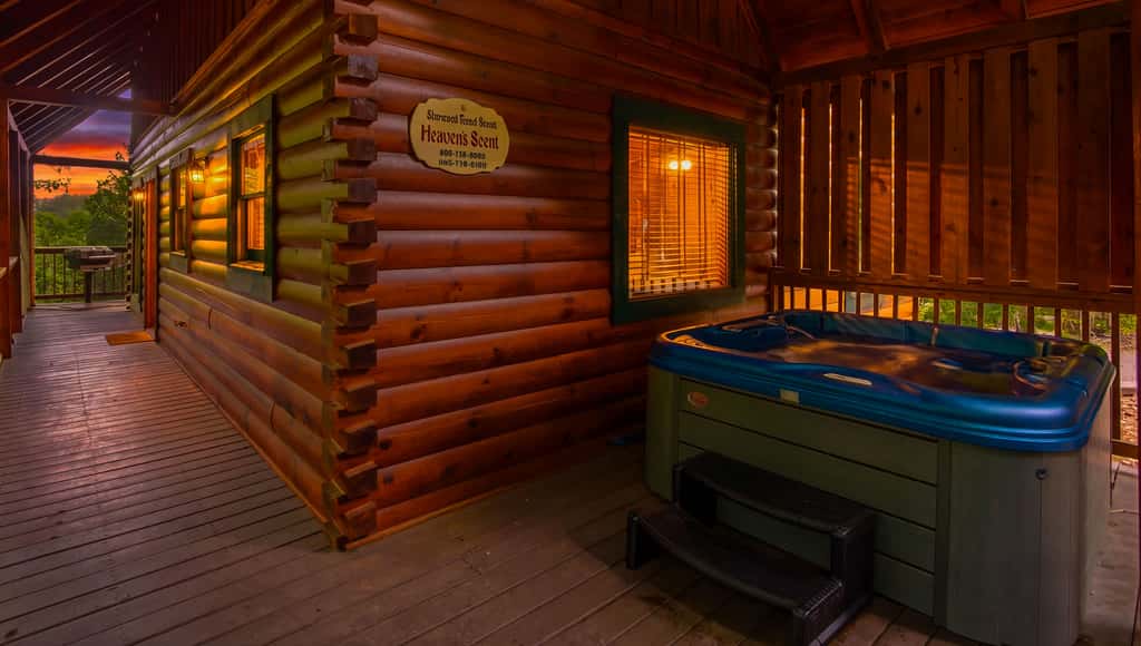 Luxe Cabin, Sleeps 4, Mtn views, Hot Tub, Shared Pool