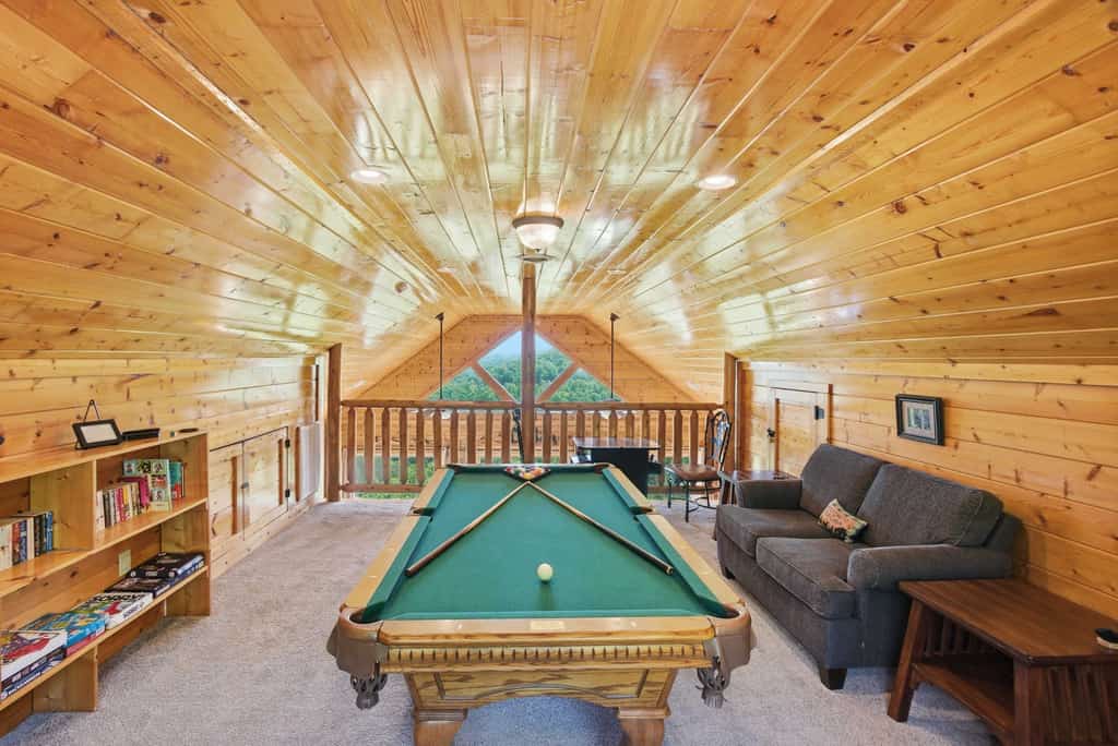 Welcome to this 2 bedroom, 2 bathroom mountain cabin with big views and a relaxed, lodge-style feel.

・Private hot tub, rocking chairs, and deck seating with mountain views
・Lower-level living area with another large TV and surround sound
・Pool table and a large selection of books in the loft
・About 7.6 miles from Pigeon Forge and 12.8 miles to Great Smoky Mountain National Park

Settle in, unwind by the fire, and make the most of the view from the deck.