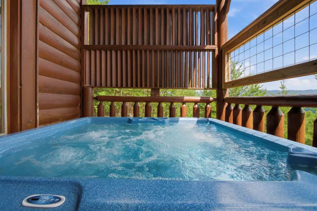 Welcome to this 2 bedroom, 2 bathroom mountain cabin with big views and a relaxed, lodge-style feel.

・Private hot tub, rocking chairs, and deck seating with mountain views
・Lower-level living area with another large TV and surround sound
・Pool table and a large selection of books in the loft
・About 7.6 miles from Pigeon Forge and 12.8 miles to Great Smoky Mountain National Park

Settle in, unwind by the fire, and make the most of the view from the deck.