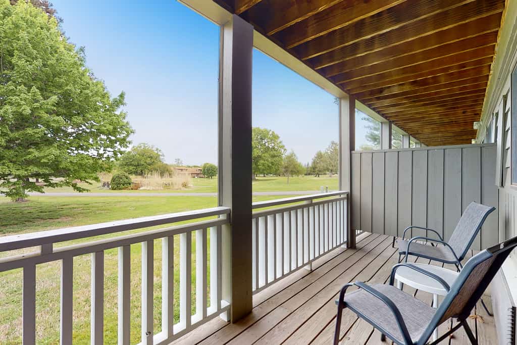🏞️ 𝗕𝗮𝗻𝗲𝗯𝗲𝗿𝗿𝘆 𝗜𝗻𝗻 𝟰
Relax at this pet-friendly first-floor studio near Douglas Lake! Enjoy quick access to the Smoky Mountains, lake activities, hiking, and Dollywood. This convenient retreat features a covered patio, kitchenette, smart TV, WiFi, fitness room, game room, picnic area, and on-site laundry. Perfect for a peaceful getaway close to Pigeon Forge, Sevierville, and the Great Smoky Mountains.