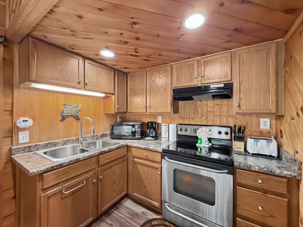 Relax in a cozy 2-bedroom Gatlinburg cabin near the Arts & Crafts Community, featuring a private hot tub, deck, wood-burning fireplace, and full kitchen. Enjoy convenient access to Downtown Gatlinburg, Great Smoky Mountains National Park, Anakeesta, Ripley’s Aquarium, and Rocky Top Sports World. A comfortable getaway for couples, families, and small groups.