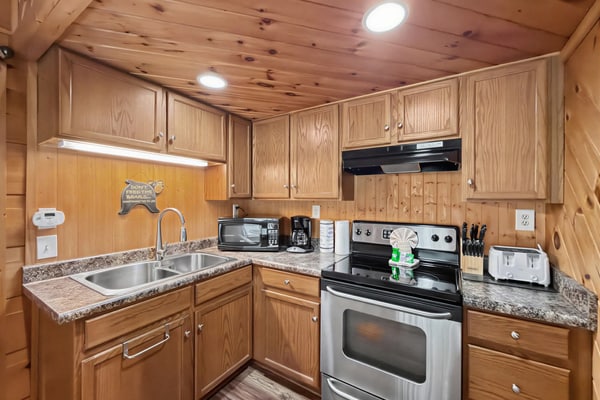 Relax in a cozy 2-bedroom Gatlinburg cabin near the Arts & Crafts Community, featuring a private hot tub, deck, wood-burning fireplace, and full kitchen. Enjoy convenient access to Downtown Gatlinburg, Great Smoky Mountains National Park, Anakeesta, Ripley’s Aquarium, and Rocky Top Sports World. A comfortable getaway for couples, families, and small groups.