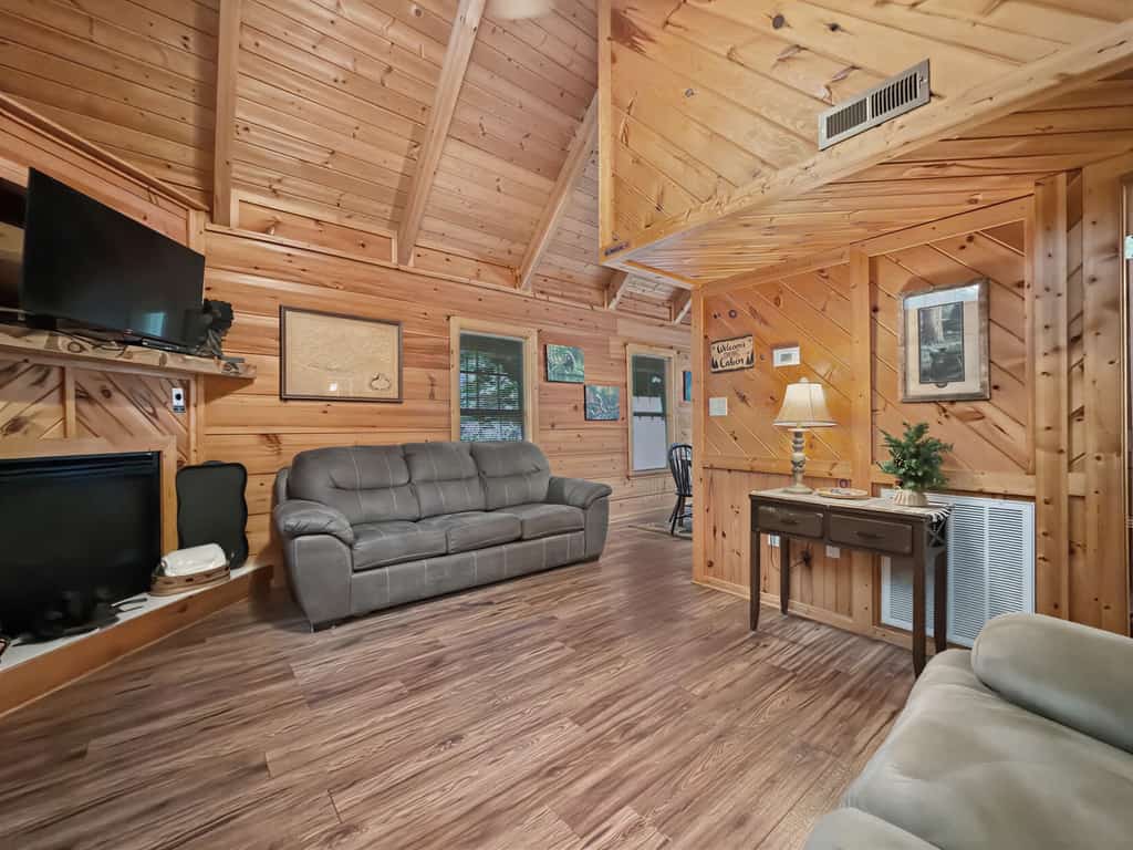 Relax in a cozy 2-bedroom Gatlinburg cabin near the Arts & Crafts Community, featuring a private hot tub, deck, wood-burning fireplace, and full kitchen. Enjoy convenient access to Downtown Gatlinburg, Great Smoky Mountains National Park, Anakeesta, Ripley’s Aquarium, and Rocky Top Sports World. A comfortable getaway for couples, families, and small groups.