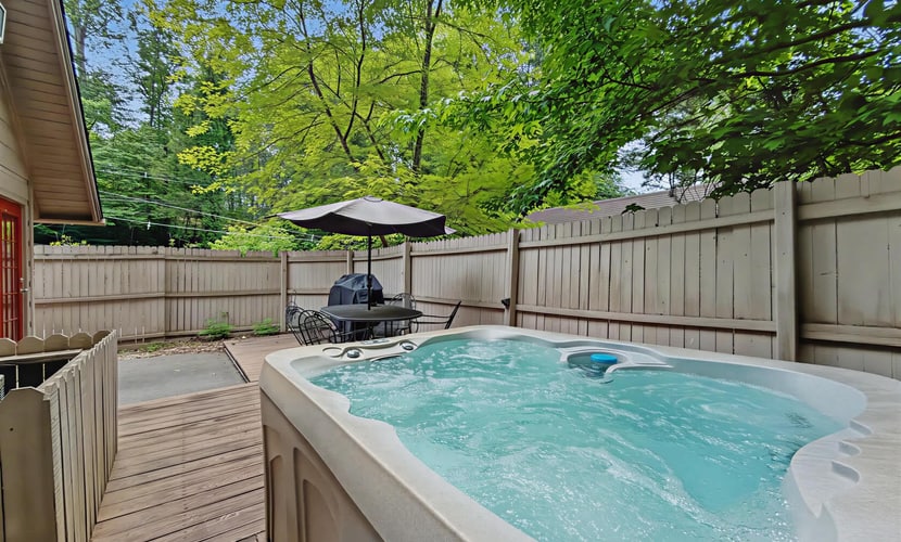 Relax in a cozy 2-bedroom Gatlinburg cabin near the Arts & Crafts Community, featuring a private hot tub, deck, wood-burning fireplace, and full kitchen. Enjoy convenient access to Downtown Gatlinburg, Great Smoky Mountains National Park, Anakeesta, Ripley’s Aquarium, and Rocky Top Sports World. A comfortable getaway for couples, families, and small groups.