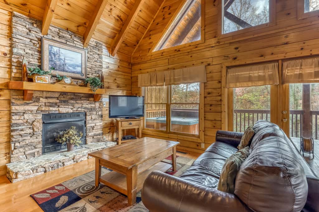 Mountainside Log Cabin, Sleeps 4, Hot Tub, Game Room