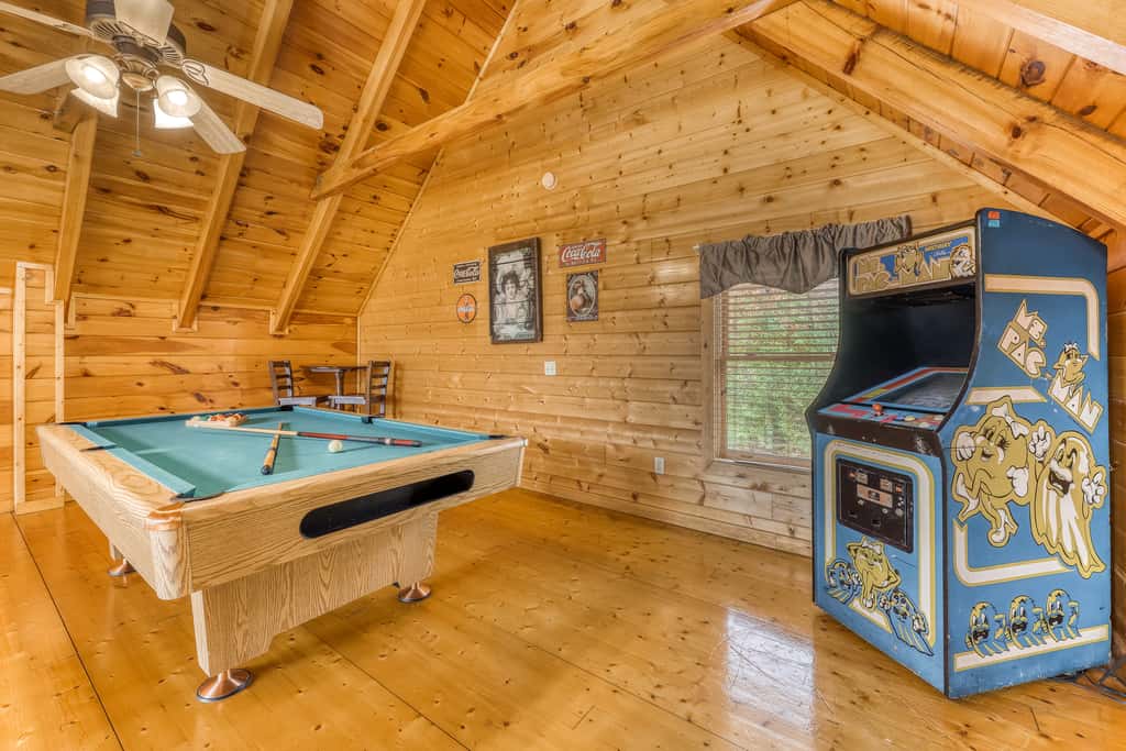 Mountainside Log Cabin, Sleeps 4, Hot Tub, Game Room