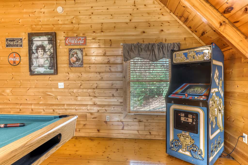 Mountainside Log Cabin, Sleeps 4, Hot Tub, Game Room