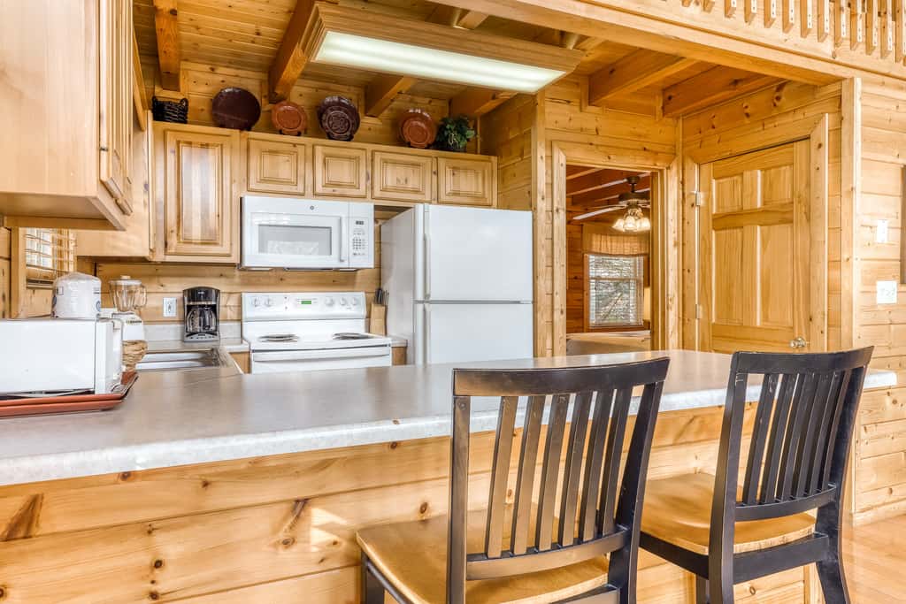 Mountainside Log Cabin, Sleeps 4, Hot Tub, Game Room
