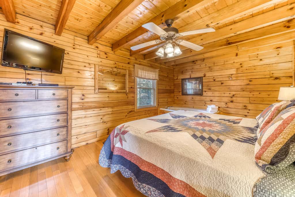 Mountainside Log Cabin, Sleeps 4, Hot Tub, Game Room