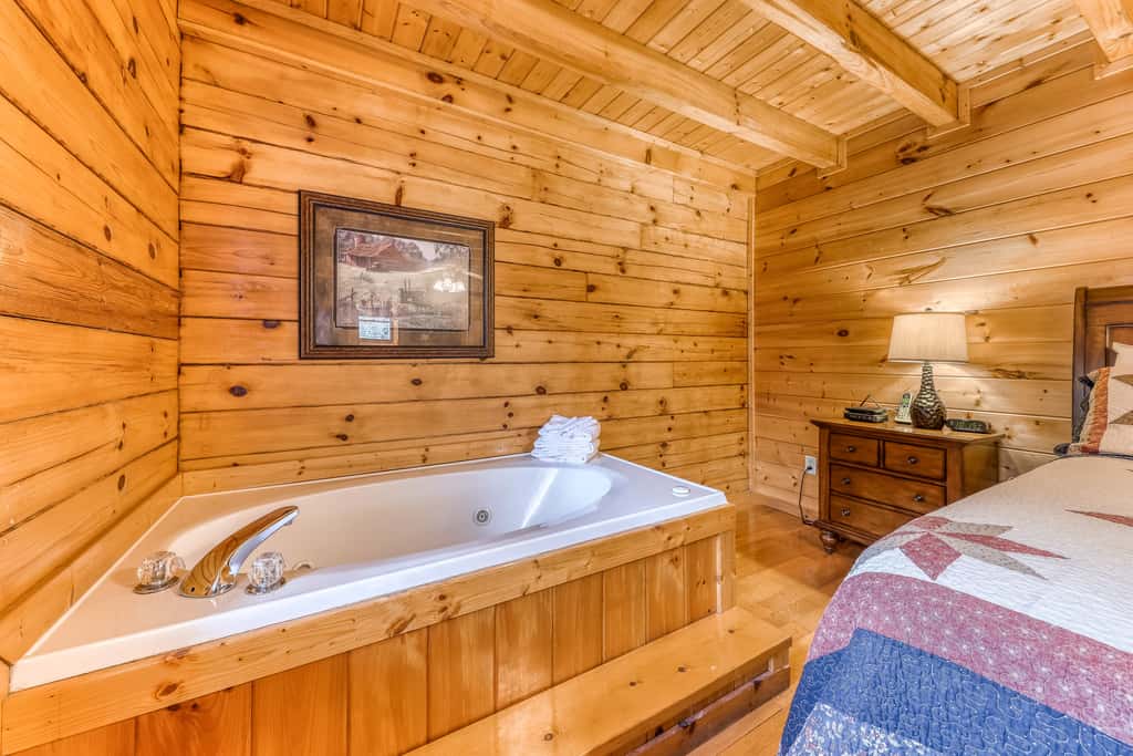 Mountainside Log Cabin, Sleeps 4, Hot Tub, Game Room