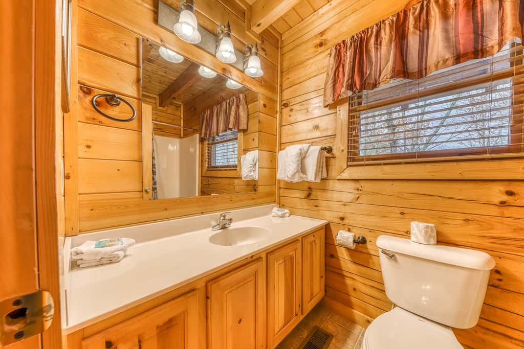 Mountainside Log Cabin, Sleeps 4, Hot Tub, Game Room