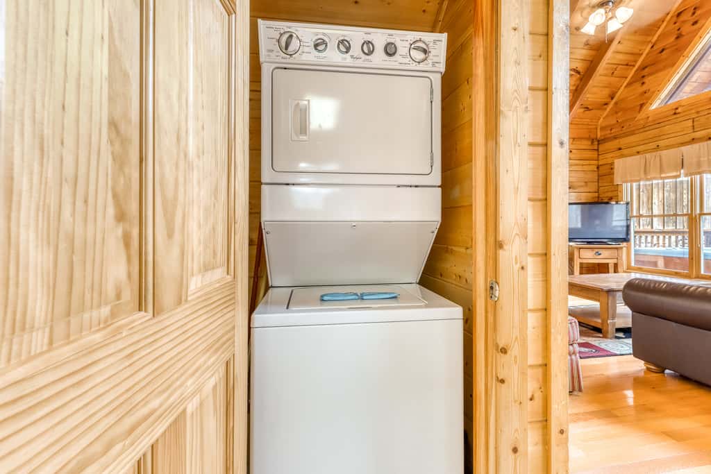 Mountainside Log Cabin, Sleeps 4, Hot Tub, Game Room