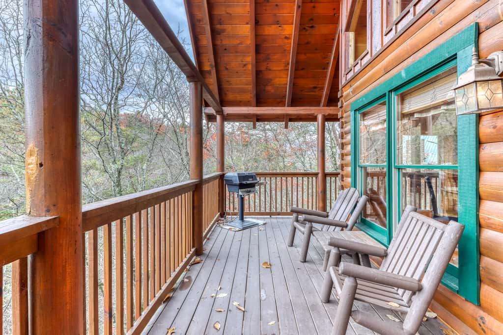 Mountainside Log Cabin, Sleeps 4, Hot Tub, Game Room
