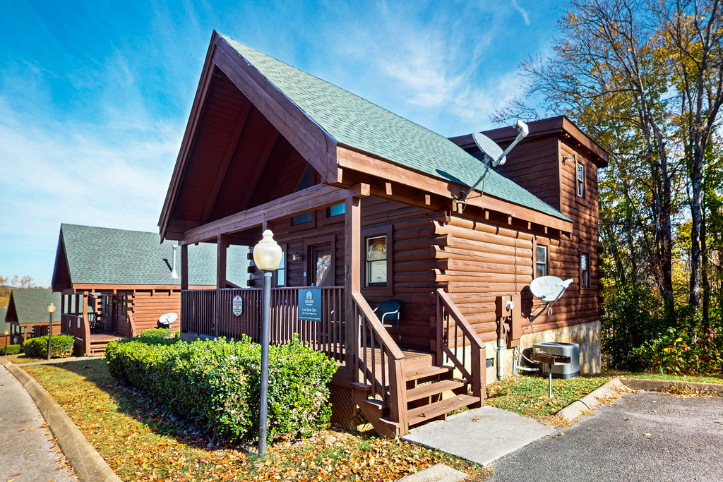 Adorable log cabin with front-back deck and hot tub