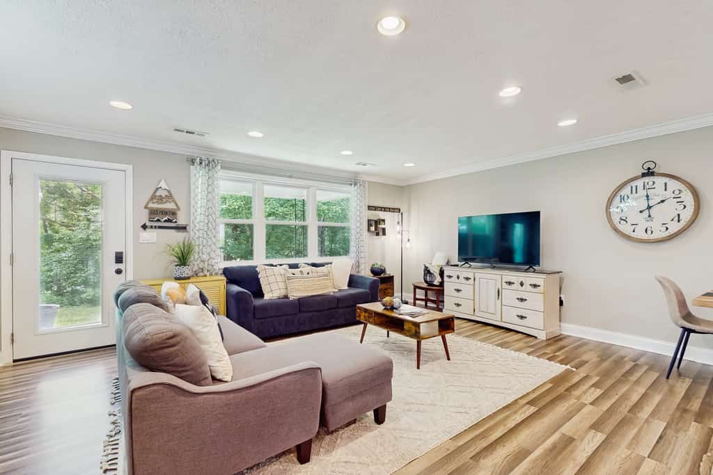 Creekside Retreat Near Gatlinburg's Arts & Crafts